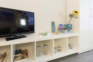 Televízia a/alebo spoločenská miestnosť v ubytovaní Poble Sec Apartment