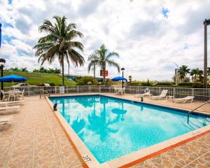 Piscina de la sau aproape de Belmont Inn & Suites