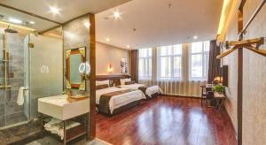 une chambre d'hôtel avec un lit et une douche dans l'établissement James Joyce Coffetel·Chengde Mountain Resort Toudao Pailou, à Chengde 217 autres photos