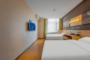 Postel nebo postele na pokoji v ubytování IU Hotels Xinzhou Bus Terminal