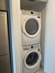 lavadora y lavadora en una habitación pequeña en Ebenezer Home, en Vaughan