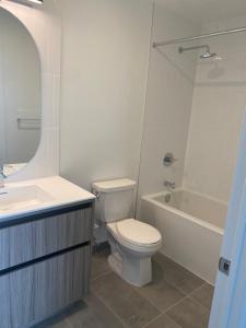 Un baño con inodoro, lavabo y bañera. en Ebenezer Home, en Vaughan
