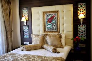 Кровать или кровати в номере Venus Suite Hotel