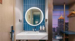 une salle de bain avec un lavabo et un miroir dans l'établissement City Comfort Inn Shenyang Railway Station Taiyuan Street Wanda Plaza, à Shenyang 99 autres photos