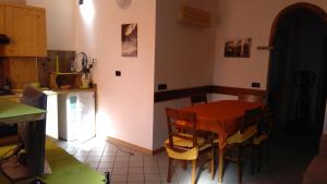 eine Küche mit einem Tisch und Stühlen im Zimmer in der Unterkunft B&B da Sguincio in Piateda