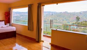 科代卡纳尔Kodai Elliott的一间卧室设有美景大窗户