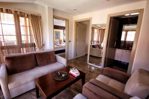 ein Wohnzimmer mit 2 Sofas und einem Tisch in der Unterkunft Venus Suite Hotel in Pamukkale