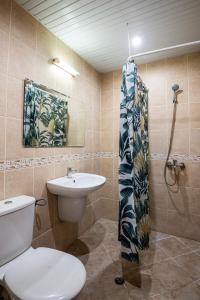 un baño con inodoro y lavabo en Lotos Hotel, en Balchik
