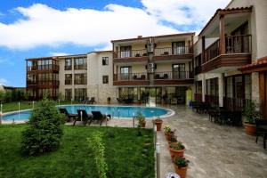 Бассейн в Venus Suite Hotel или поблизости