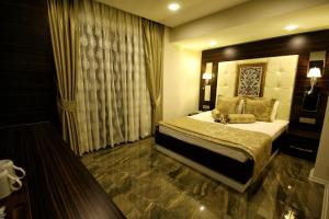 Кровать или кровати в номере Venus Suite Hotel