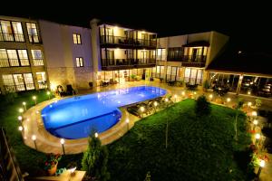 Бассейн в Venus Suite Hotel или поблизости