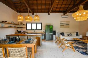 eine Küche und ein Wohnzimmer mit Tisch und Stühlen in der Unterkunft Luxury 2BR Tropical Villa in Jimbaran, Bali in Jimbaran