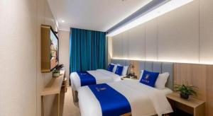 北京Super 8 Hotel Beijing South Railway Station Majiabao Metro Station的酒店客房 - 带两张带蓝色枕头的床 更多37张照片