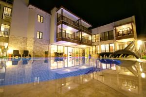 Бассейн в Venus Suite Hotel или поблизости