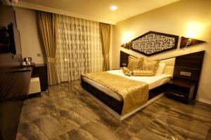 um quarto de hotel com uma cama num quarto em Venus Suite Hotel em Pamukkale