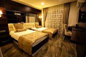 Кровать или кровати в номере Venus Suite Hotel