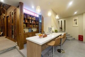 una cocina con barra y un bar con taburetes en Crazy Stone Inn, en Lijiang