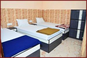 Postel nebo postele na pokoji v ubytování !! KOLKATA Dev Guest House #Howrah Kolkata Near Railway Station - Free Wifi - Fully Air Conditioned - Good and Spacious Room - Excellent Service Recommended Hotel