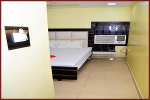 Postel nebo postele na pokoji v ubytování !! KOLKATA Dev Guest House #Howrah Kolkata Near Railway Station - Free Wifi - Fully Air Conditioned - Good and Spacious Room - Excellent Service Recommended Hotel