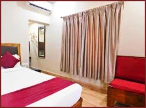 Postel nebo postele na pokoji v ubytování !! KOLKATA Dev Guest House #Howrah Kolkata Near Railway Station - Free Wifi - Fully Air Conditioned - Good and Spacious Room - Excellent Service Recommended Hotel