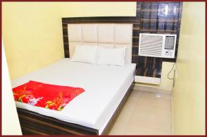 Postel nebo postele na pokoji v ubytování !! KOLKATA Dev Guest House #Howrah Kolkata Near Railway Station - Free Wifi - Fully Air Conditioned - Good and Spacious Room - Excellent Service Recommended Hotel