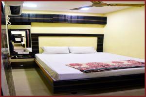 Postel nebo postele na pokoji v ubytování !! KOLKATA Dev Guest House #Howrah Kolkata Near Railway Station - Free Wifi - Fully Air Conditioned - Good and Spacious Room - Excellent Service Recommended Hotel + 18 fotografií