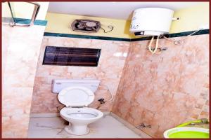 Koupelna v ubytování !! KOLKATA Dev Guest House #Howrah Kolkata Near Railway Station - Free Wifi - Fully Air Conditioned - Good and Spacious Room - Excellent Service Recommended Hotel