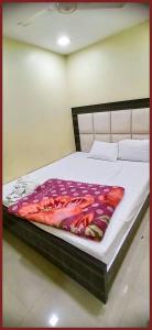 Postel nebo postele na pokoji v ubytování !! KOLKATA Dev Guest House #Howrah Kolkata Near Railway Station - Free Wifi - Fully Air Conditioned - Good and Spacious Room - Excellent Service Recommended Hotel