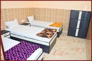 Postel nebo postele na pokoji v ubytování !! KOLKATA Dev Guest House #Howrah Kolkata Near Railway Station - Free Wifi - Fully Air Conditioned - Good and Spacious Room - Excellent Service Recommended Hotel
