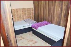 Postel nebo postele na pokoji v ubytování !! KOLKATA Dev Guest House #Howrah Kolkata Near Railway Station - Free Wifi - Fully Air Conditioned - Good and Spacious Room - Excellent Service Recommended Hotel