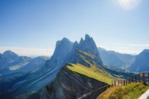 オルティゼーイにあるHotel COSMEA 4 Stars - Your Honeymoon & Dolomites experienceの山頂からの山々の眺め