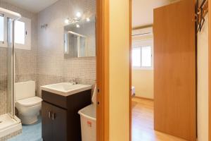 a bathroom with a toilet and a sink at Apartment Bed&BCN Sant Andreu II in Barcelona +32 photos