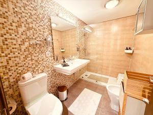 Koupelna v ubytování Appartement raffiné en plein coeur de Tanger, Proche Gare TGV, Plage, Corniche & Mall, WIFI IPTV AC + 22 fotografií