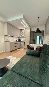 Kuchyň nebo kuchyňský kout v ubytování Nemirseta pearl apartments