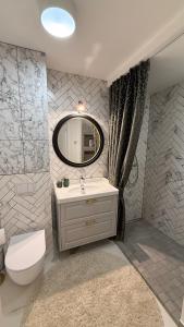 Koupelna v ubytování Nemirseta pearl apartments + 35 fotografií