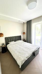 Postel nebo postele na pokoji v ubytování Nemirseta pearl apartments