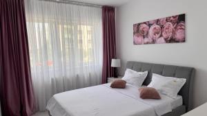 Un dormitorio con una cama y una ventana grande. en ONE Apartment Militari, en Bucarest