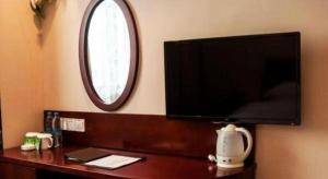 Μια τηλεόραση ή/και κέντρο ψυχαγωγίας στο GreenTree Inn Wuhu Fangte Second Phase Nanxiang Wanshang Express Hotel