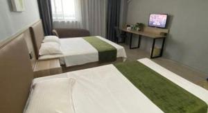 Ένα ή περισσότερα κρεβάτια σε δωμάτιο στο GreenTree Inn Wuhu Fangte Second Phase Nanxiang Wanshang Express Hotel