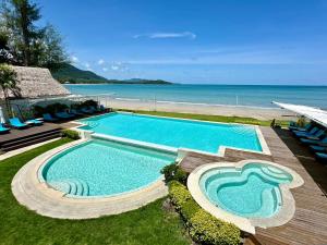 A piscina localizada em Twin Bay Resort Koh Lanta ou nos arredores