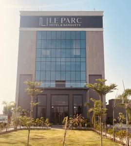 Zdjęcie z galerii obiektu LE PARC HOTEL & BANQUETS BAREIlLY w mieście Jāmb
