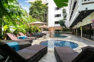 Bazén v ubytování Patong Central Residence and Apartment nebo v jeho okolí