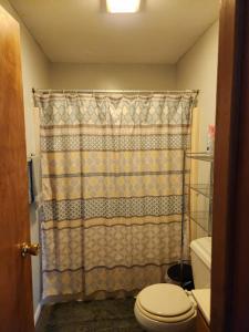Ένα μπάνιο στο 2BR in Peaceful Country Near Ithaca +34 φωτογραφίες