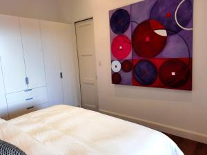 Ένα ή περισσότερα κρεβάτια σε δωμάτιο στο Opera House Retreat