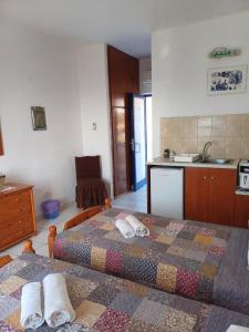 a hotel room with two beds and a kitchen at Galini view in Frý