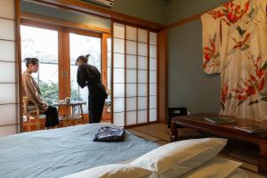 Postel nebo postele na pokoji v ubytování Shizuka Ryokan Japanese Country Spa & Wellness Retreat