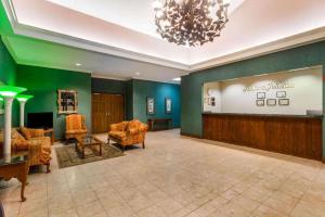 Posezení v ubytování Howard Johnson Hotel & Conference Center by Wyndham Salem + 63 fotografií