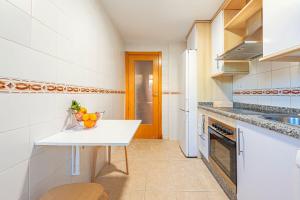 Kuchyň nebo kuchyňský kout v ubytování B1 Playa, Terraza, Nespresso, Smart TV, Piscina + 15 fotografií