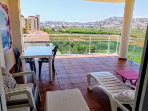 einen Balkon mit einem Tisch und Stühlen sowie Aussicht in der Unterkunft Ada Neptuno Apartamento, Aire acondicionado, WiFi, Piscinas, Parking in Peñíscola