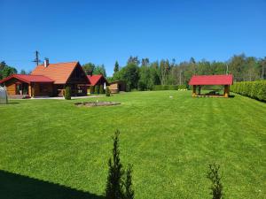 ein großer Garten mit einem Pavillon und einem Haus in der Unterkunft Jōekalda in Langa